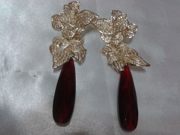 Brinco com folhas dourada e pedra vinho