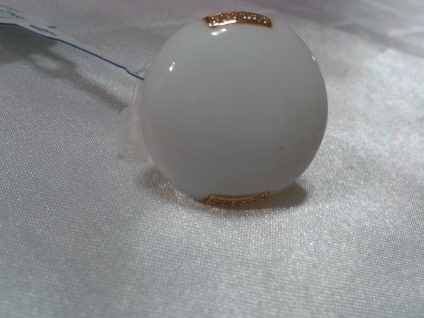 Anel dourado redondo branco com pedrinhas em zircônia