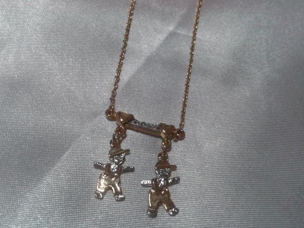 Corrente  com pingente de 2 meninos