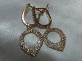 Brinco dourado com pedras em zirconia tipo gota