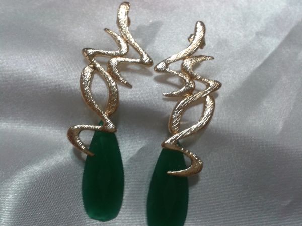 Brinco Dourado com pedras verde