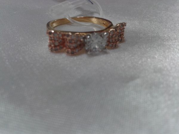 Anel dourado com pedras em zircônia