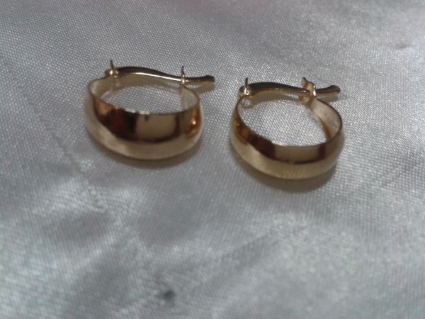 Brinco de argola pequeno dourado