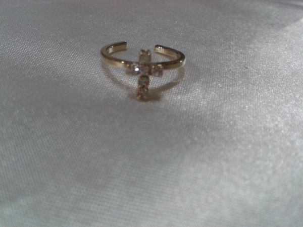 Anel dourado com cruz para meio de dedo