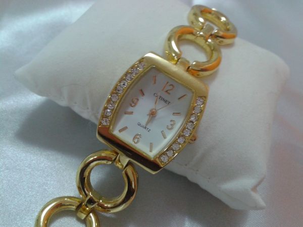 Relógio com pulseira dourada de argola
