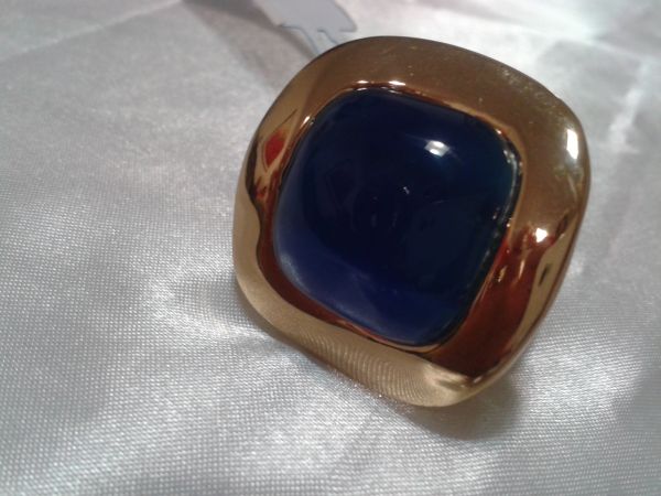 Anel dourado com pedra em azul