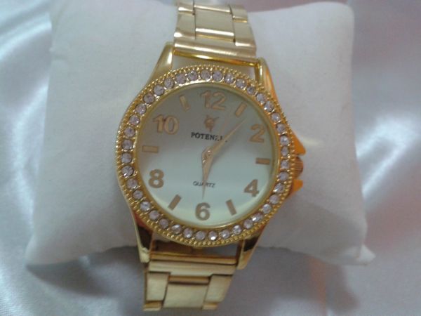 Relógio com strass e pulseira dourada