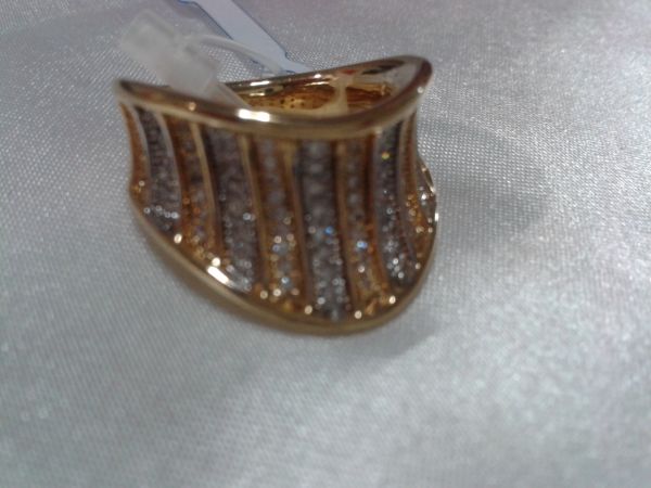 Anel dourado com pedrinhas em zircônia