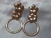 Brinco dourado com flores e argola fosca