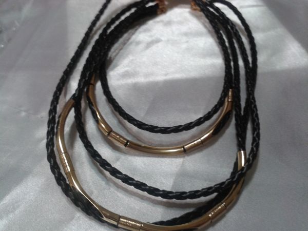 Colar em courinho e dourado
