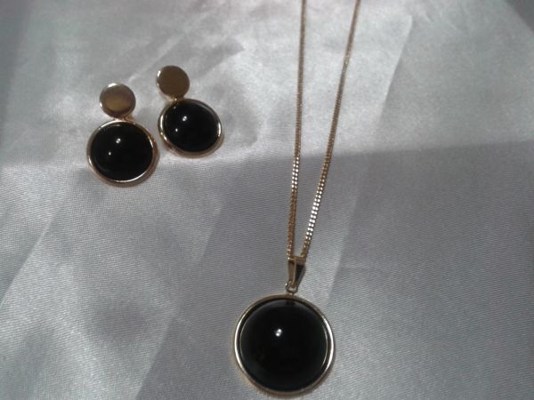 Conjunto com colar com pingente preto e brincos