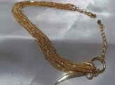Pulseira com varias correntes e pingente de asa e strass