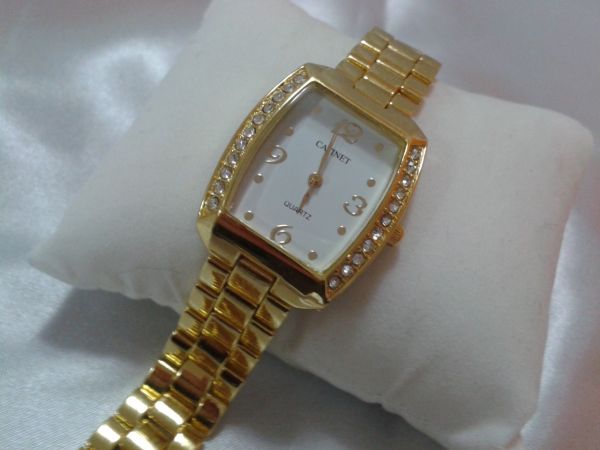 Relogio com pulseira dourada