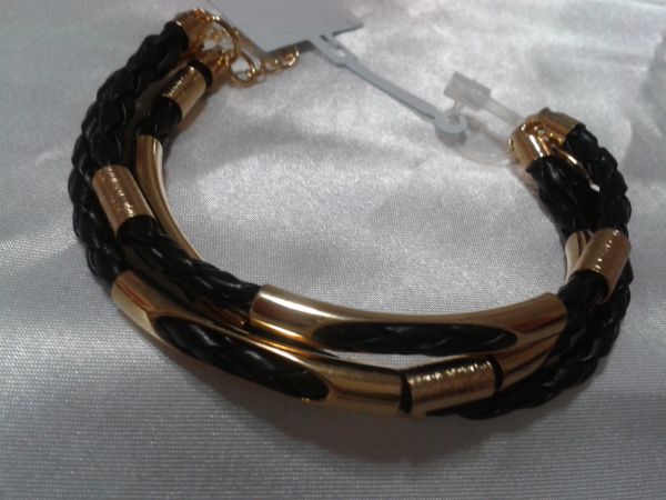 Pulseira em courinho e dourado