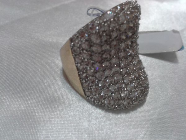 Anel dourado com pedrinhas em zircônia