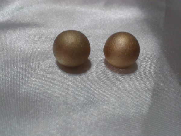 Brinco dourado de bola grande