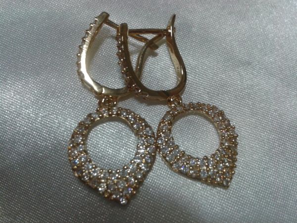 Brinco dourado com pedras em zirconia tipo gota