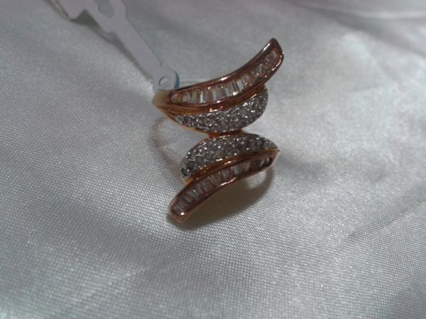 Anel  dourado com pedrinhas em zircônia