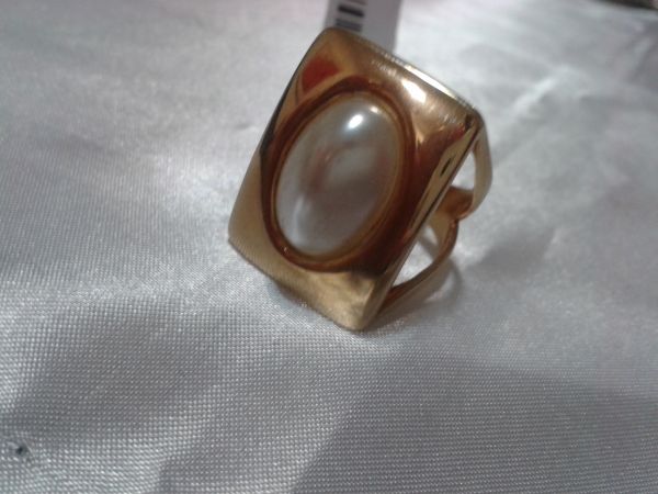 Anel dourado com perola em cima