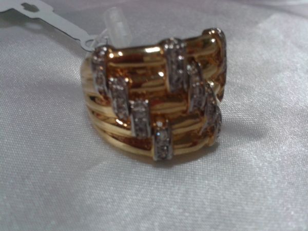 Anel em dourado com pedras  em zircônia