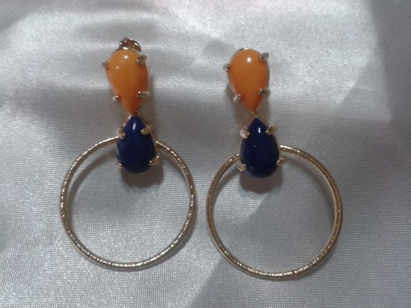 Brinco com pedras azuis, laranja e argola dourada