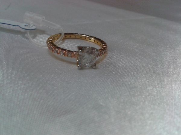 Anel dourado com zircônia