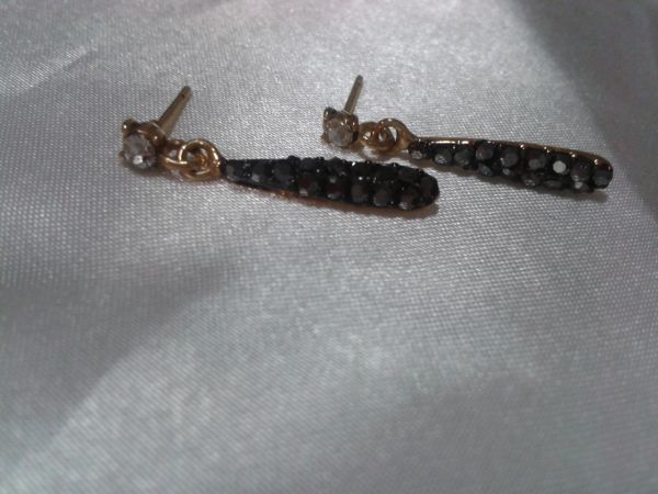 Brinco pendurado com pedra onix