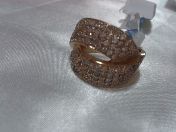 Anel dourado com pedrinhas em zircônia