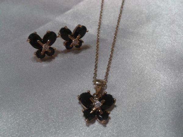 Conjunto com corrente e brinco com pedras preta