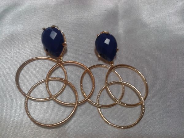 Brinco com pedra azul marinho e argolas dourada