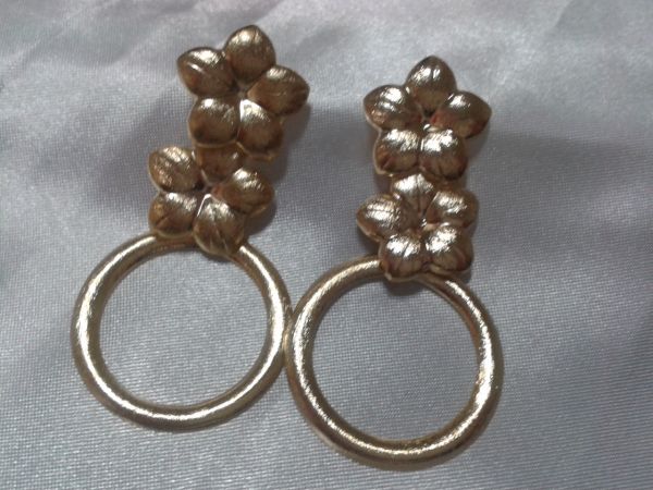 Brinco dourado com flores e argola fosca
