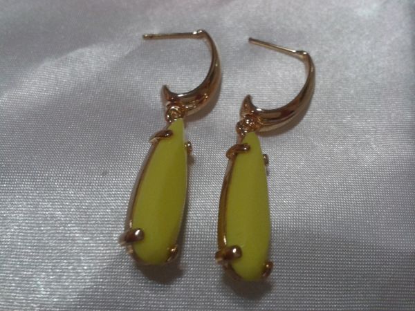 Brinco dourado com pedra amarela