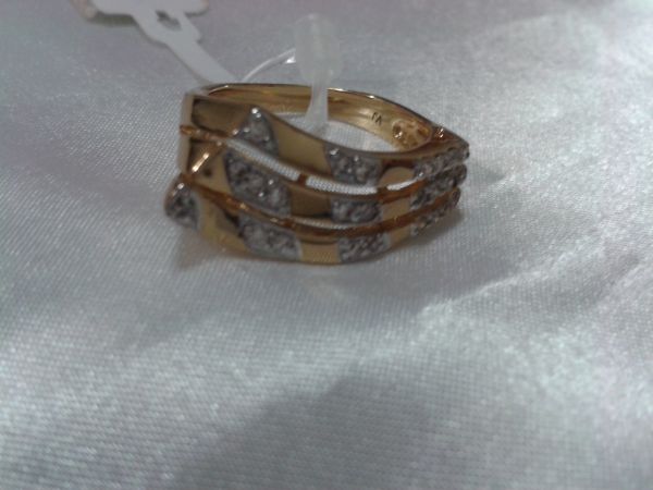 Anel dourado com pedrinhas em zircônia