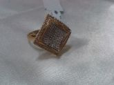 Anel dourado com pedrinhas em zircônia