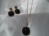 Conjunto com colar com pingente preto e brincos