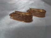 Brinco dourado com pedras em zirconia