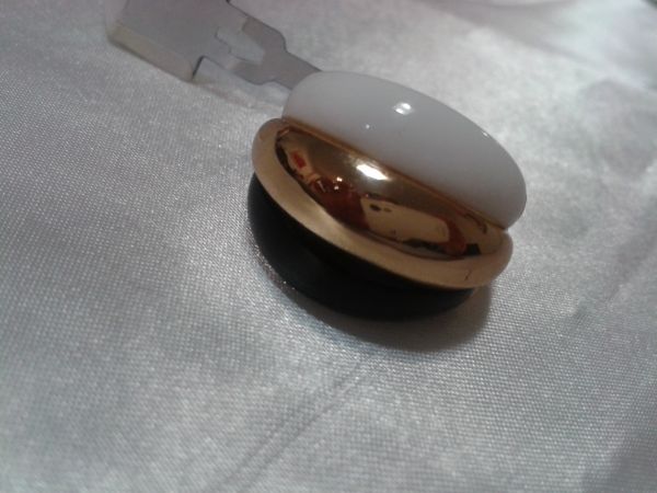 Anel dourado com preto e branco