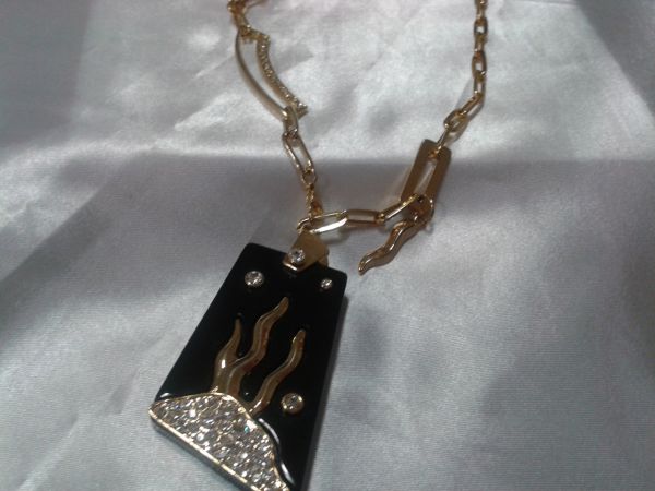 Colar com pingente preto com pedras em zirconia