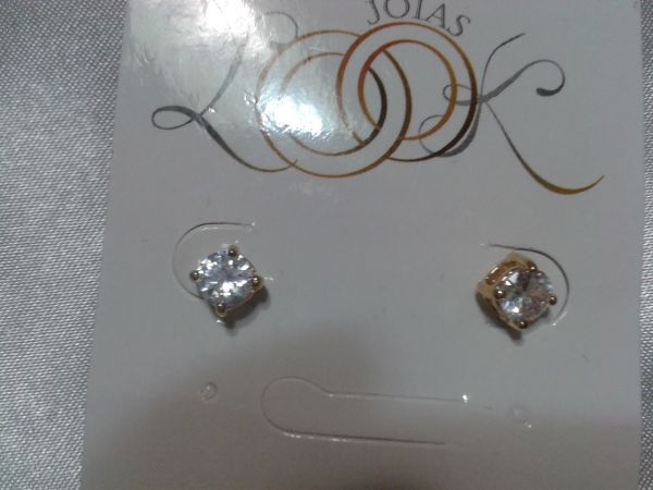 Brinco pequeno com pedra em zirconia