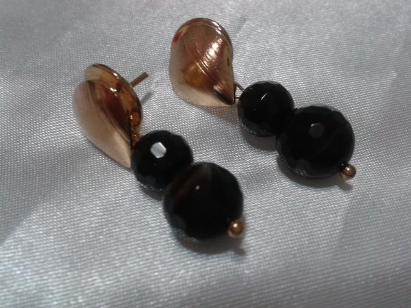 Brinco dourado com bolas pretas