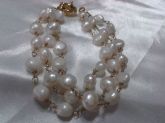 Pulseira dourada com perolas
