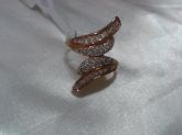 Anel  dourado com pedrinhas em zircônia