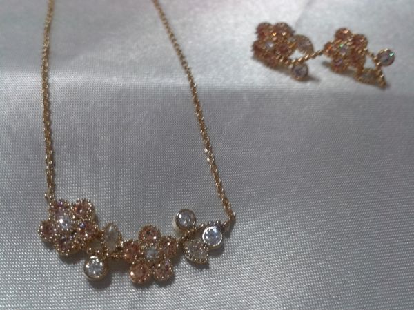 Conjunto de corrente com pingente e brincos