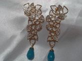 Brinco com strass e pedras em azul