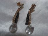 Brinco dourado com pedras onix e zirconia
