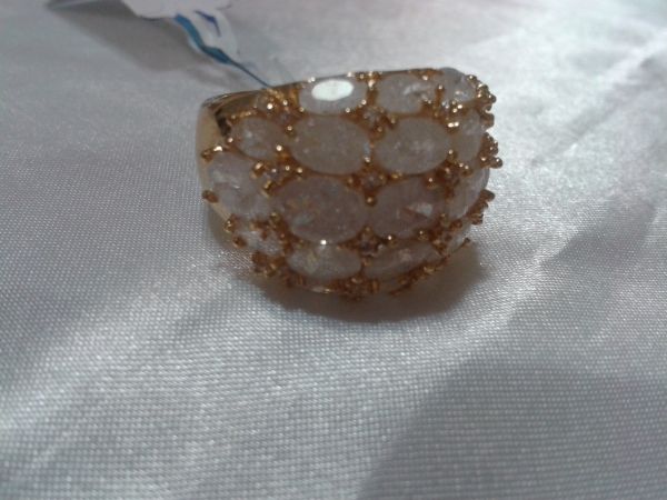 Anel dourado  com pedras brancas e zircônia