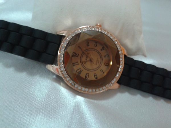 Relogio com pulseira de borracha preta
