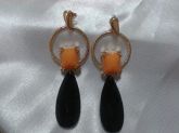 Brinco com pedra laranja e preto