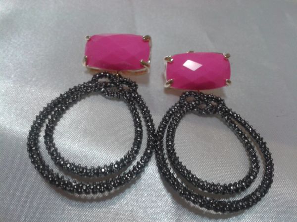 Brinco com pedra pink e argolas escuras decorada