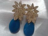 Brinco com pedra azul e folhas em dourado